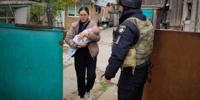 Поліцейські евакуювали зі Степногірської громади двох літніх чоловіків та маму з чотиримісячним малям- фото, відео