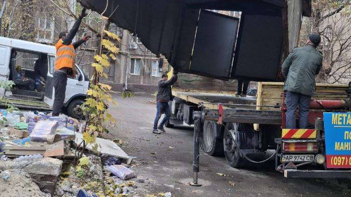 У Запоріжжі демонтували два незаконно встановлені гаражі — фото