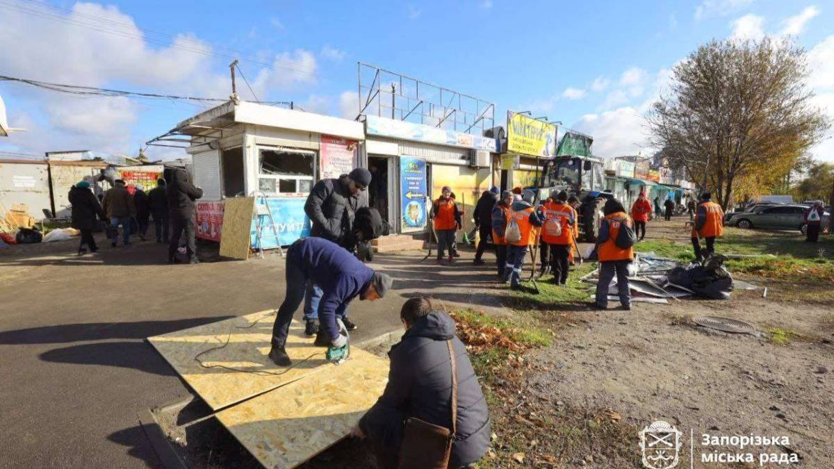 В Хортицькому районі через дронову атаку понівечено понад 10 багатоквартирних будинків.