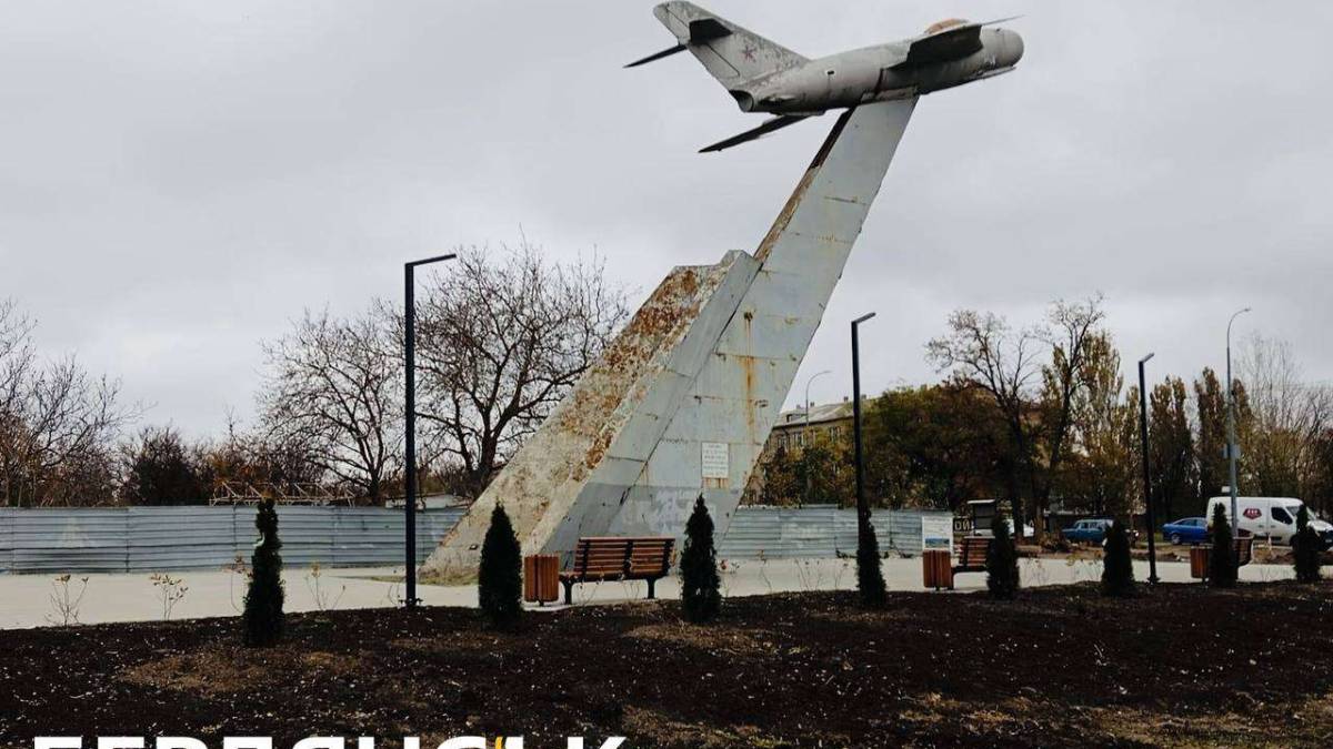 📷Фотофакт: Так виглядає благоустрій скверу навколо пам’ятника військовим авіаторам в Бердянську