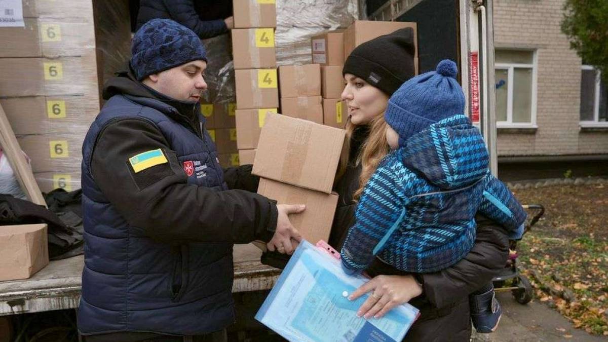 На Запоріжжі у прифронтовому місті видали гуманітарку переселенцям із дітьми (фото)