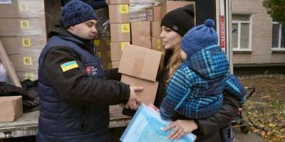 На Запоріжжі у прифронтовому місті видали гуманітарку переселенцям із дітьми (фото)