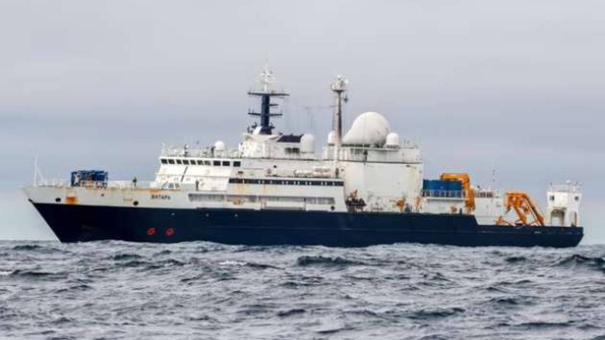 ВМС Ірландії вивели з територіальних вод країни російський корабель – бо шпигун