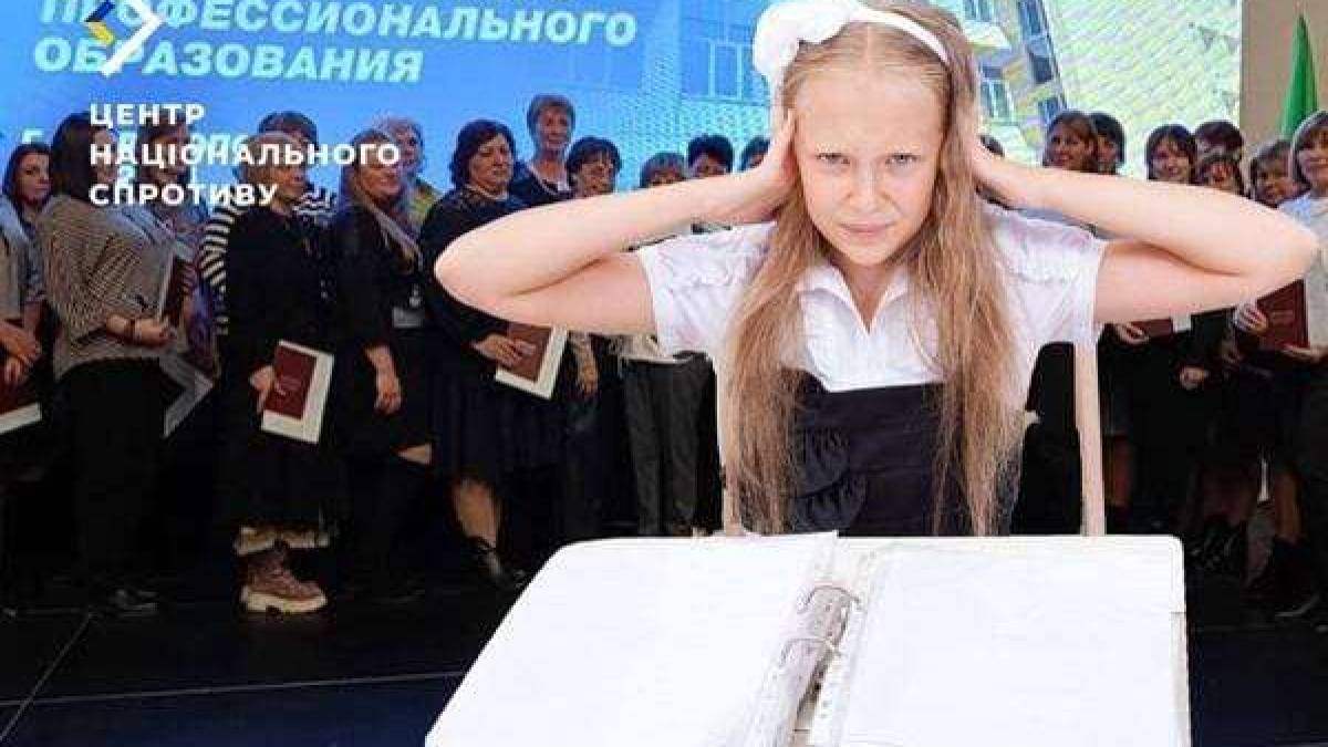 Педагоги-колаборанти з Енергодару отримали “дипломи” від окупантів