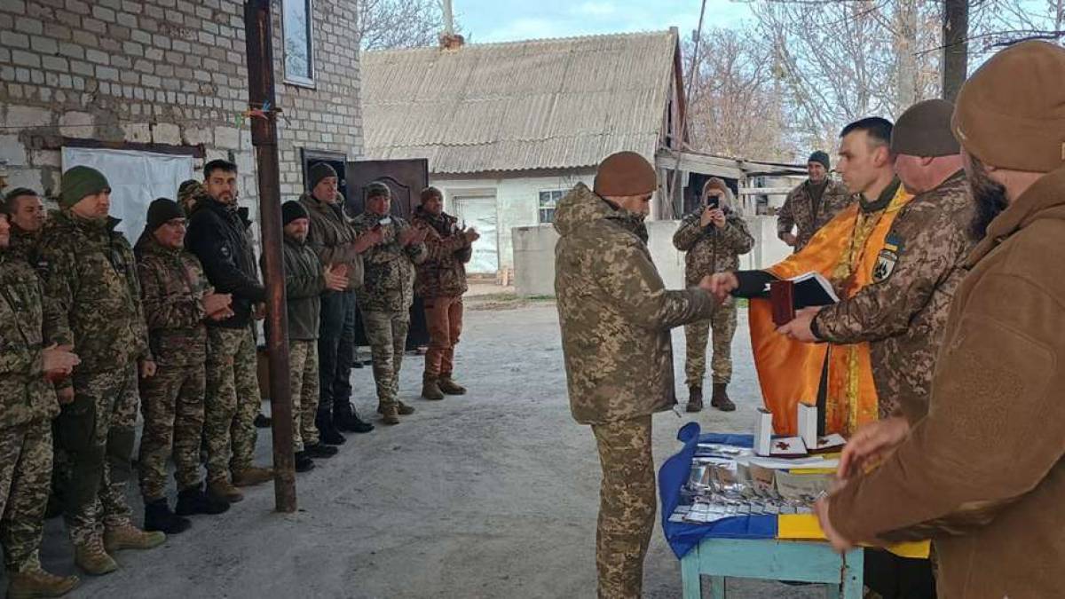 Сержантам, які захищають Запоріжжя, вручили бойові нагороди (фото)