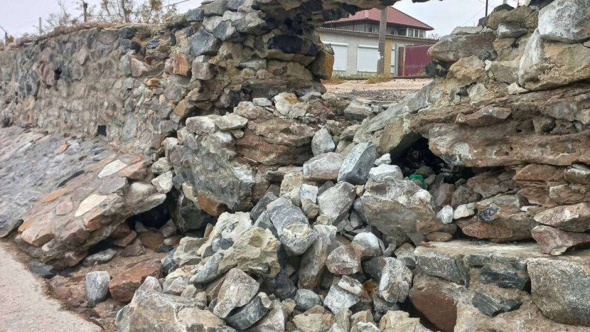 В окупованому Бердянську руйнується дамба, яка захищає центр міста від штормів
