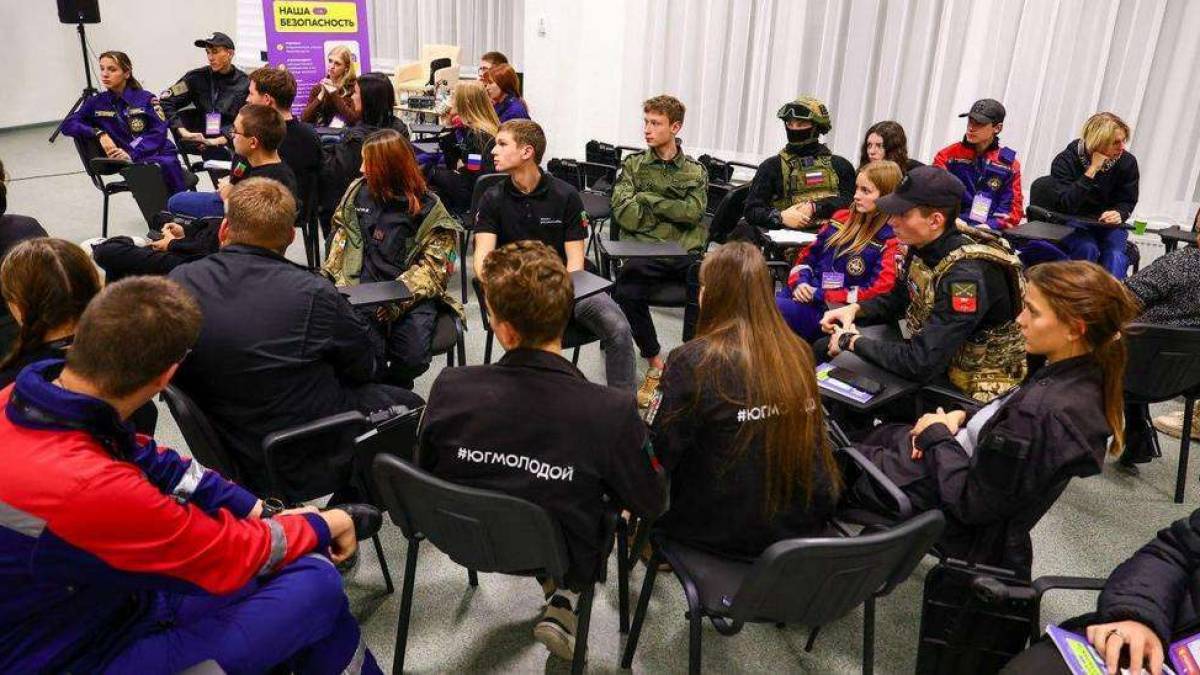 У Бердянську окупанти охмурюють молодь: затіяли для неї «форум безпеки»