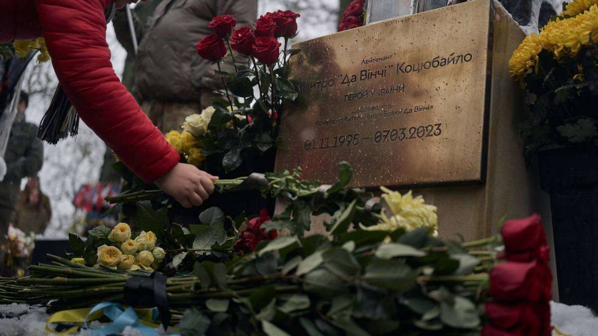 На Аскольдовій могилі в Києві відкрили монументальну скульптуру Дмитру Коцюбайлу «Да Вінчі». 