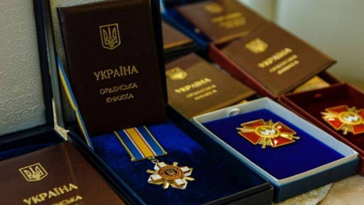 Зеленский лишил наград 34 предателей Украины – список