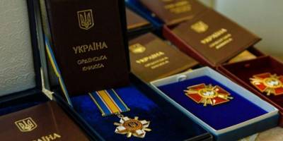 Зеленский лишил наград 34 предателей Украины – список
