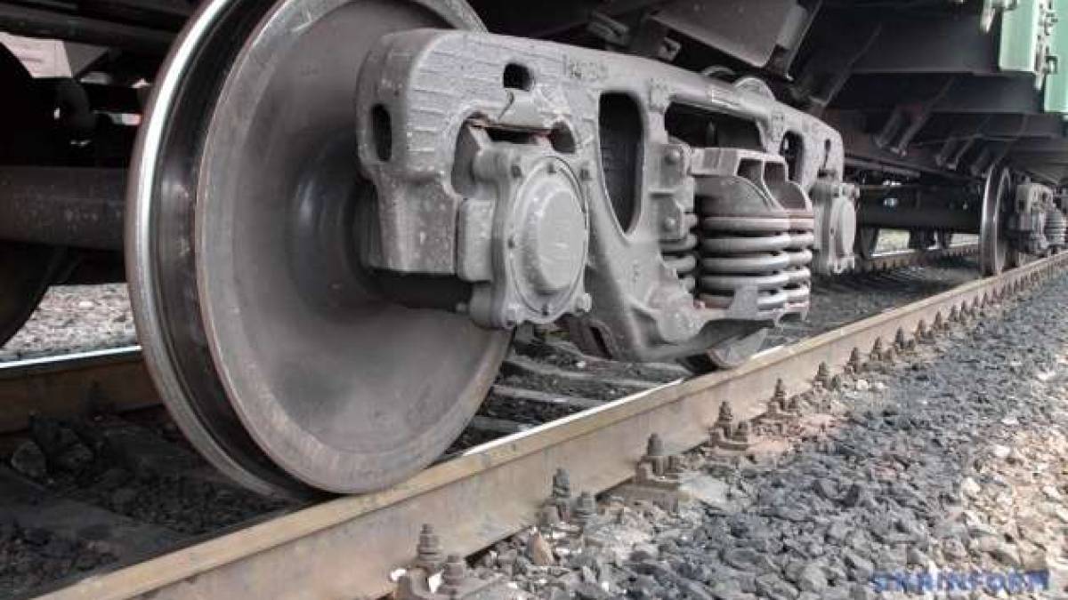“Укрзалізниця” попередила про зміни в русі поїздів:  падіння з гори каміння на колії