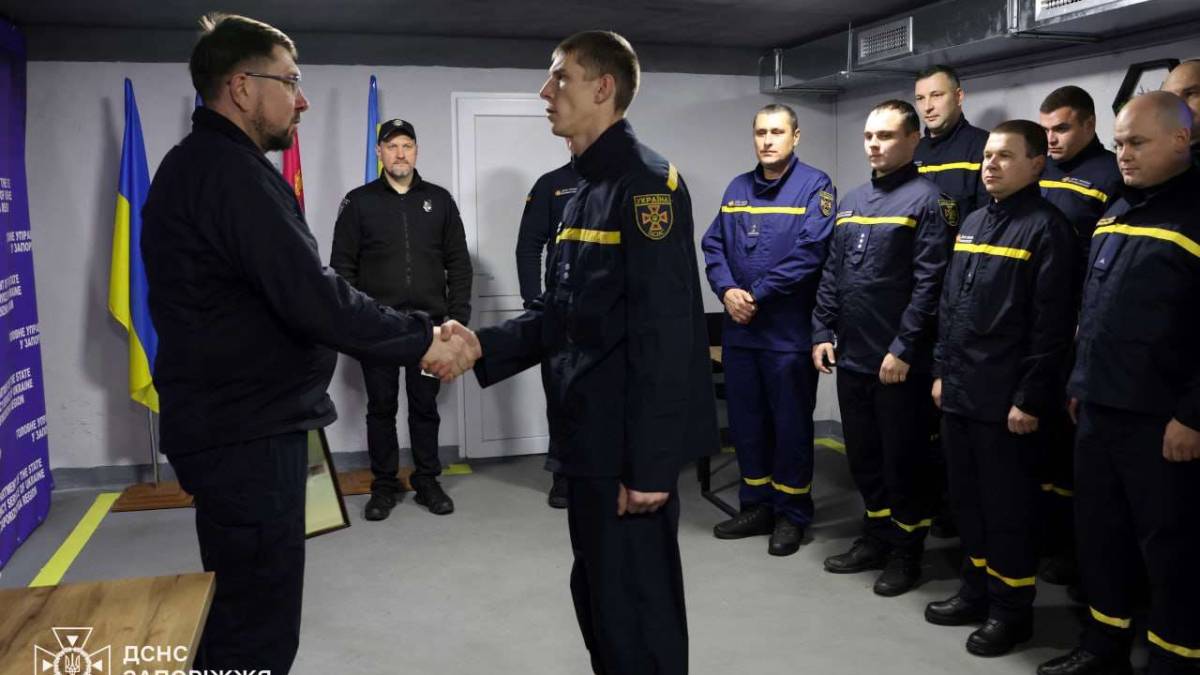 Запорізькі рятувальники отримали нагороди за виконання завдань під час війни