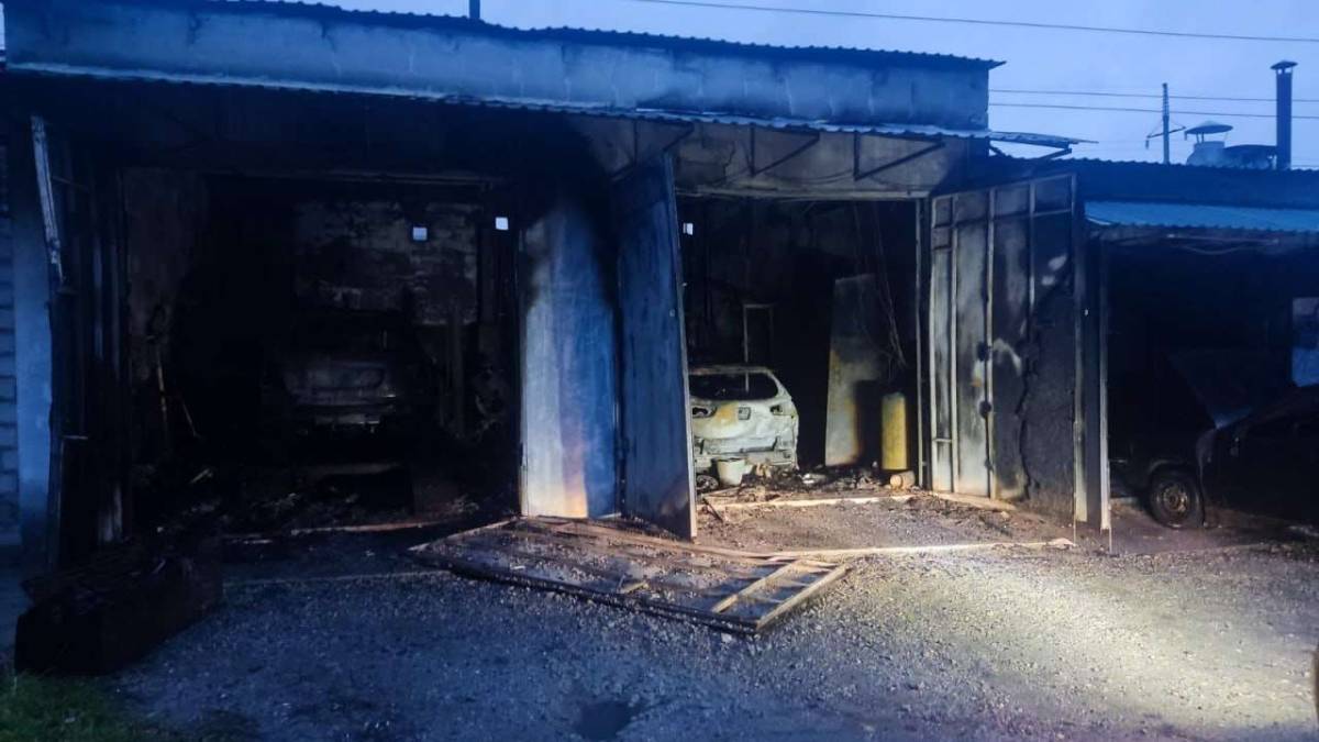 У Запоріжжі горіли гаражі та автомобілі