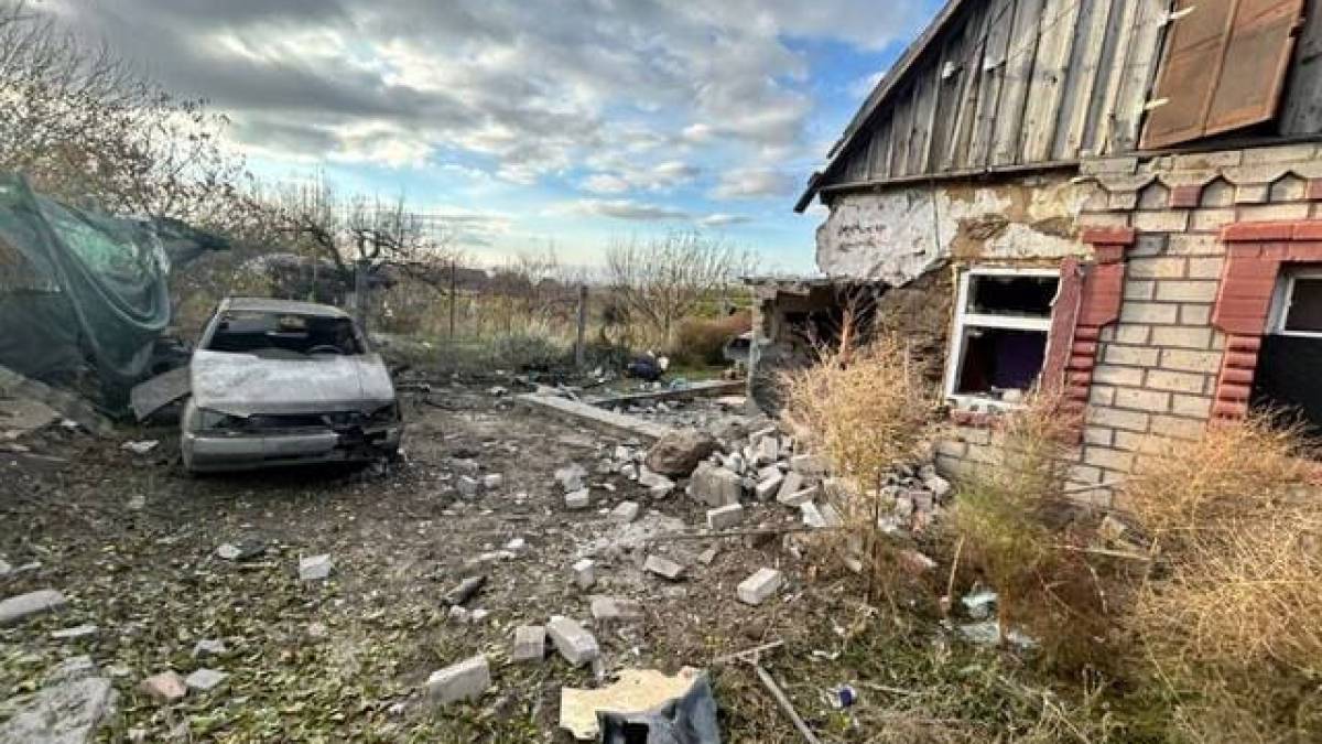 61-річна жінка та чоловіки 29 й 58 років поранені внаслідок російських атак по Василівському району