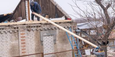 У Запоріжжі триває відновлення пошкоджених будинків приватного сектору після російських атак