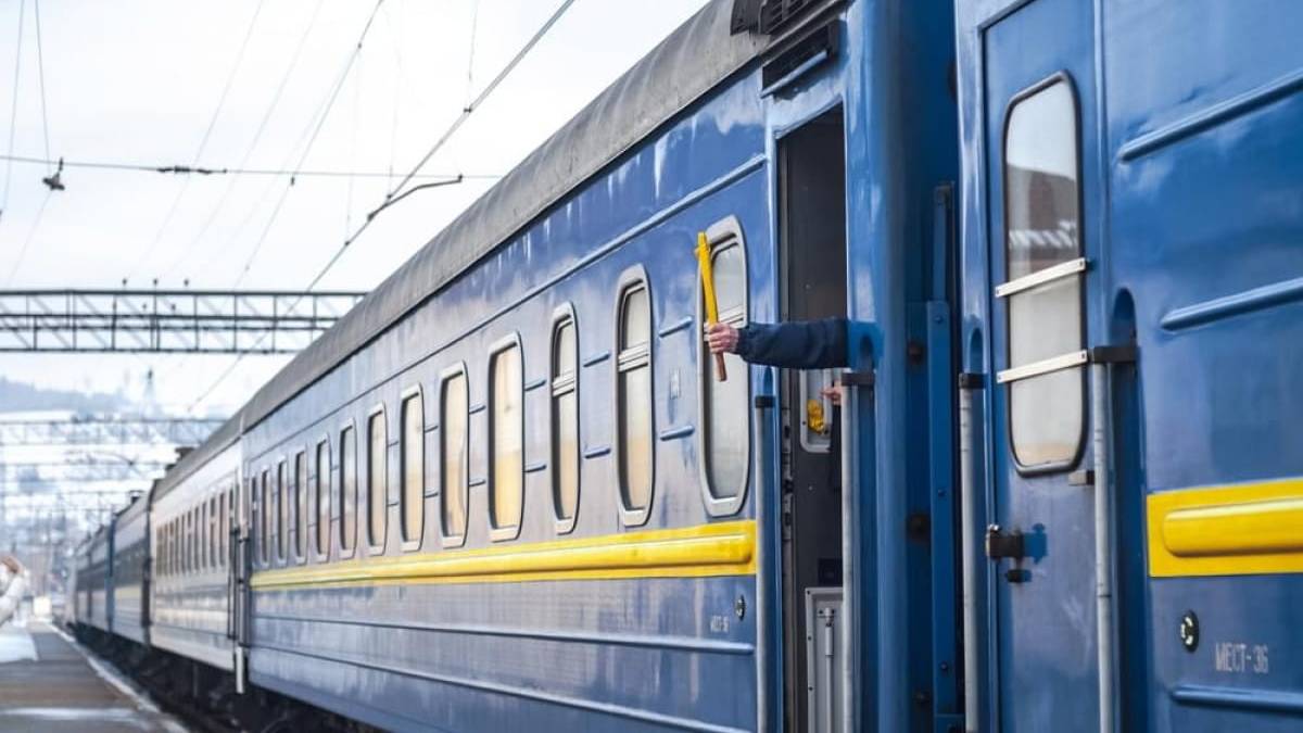 “Укрзалізниця” на місяць скасовує три поїзди: відома причина і деталі