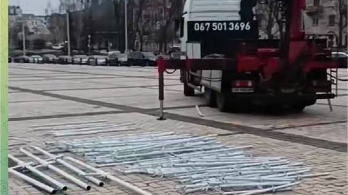 У Києві встановлюють головну новорічну ялинку України – відео