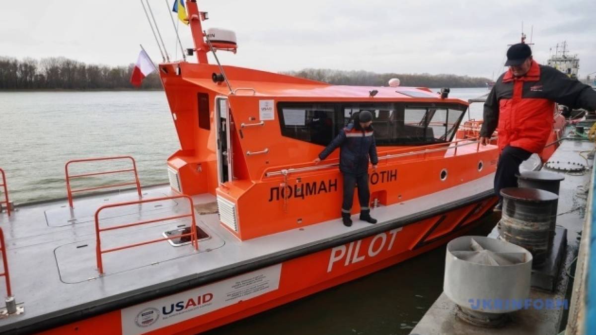 Три катери для України: на Дунаї підняли прапор на збудованому в Туреччині судні