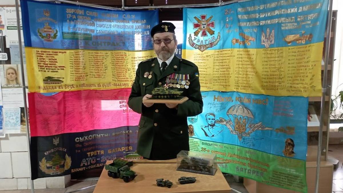 У запорізькій бібліотеці відкрилася виставка Володимира Гордійченка “З прапором до Перемоги!”