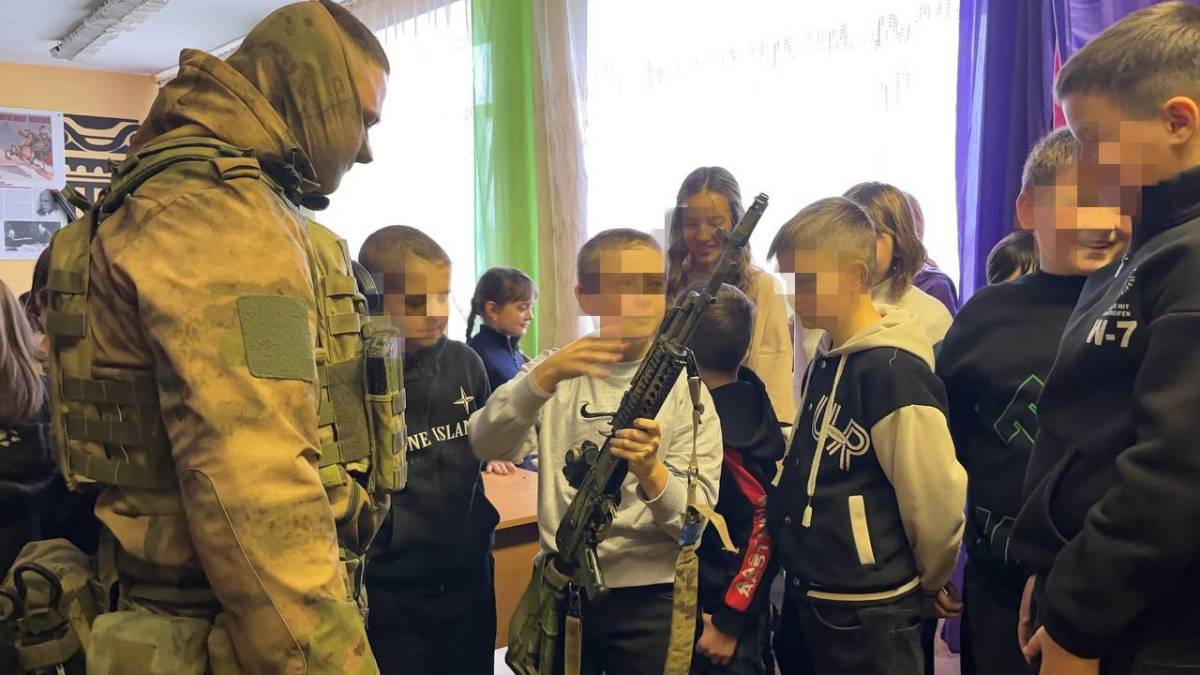 Дітям в руки автомати та каски на голови