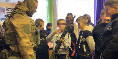 Дітям в руки автомати та каски на голови