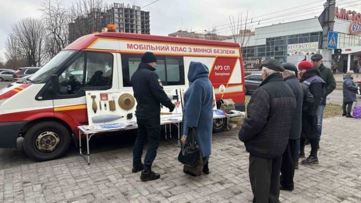 Запорізькі рятувальники підвищують обізнаність населення щодо ризиків, пов’язаних з вибухонебезпечними предметами