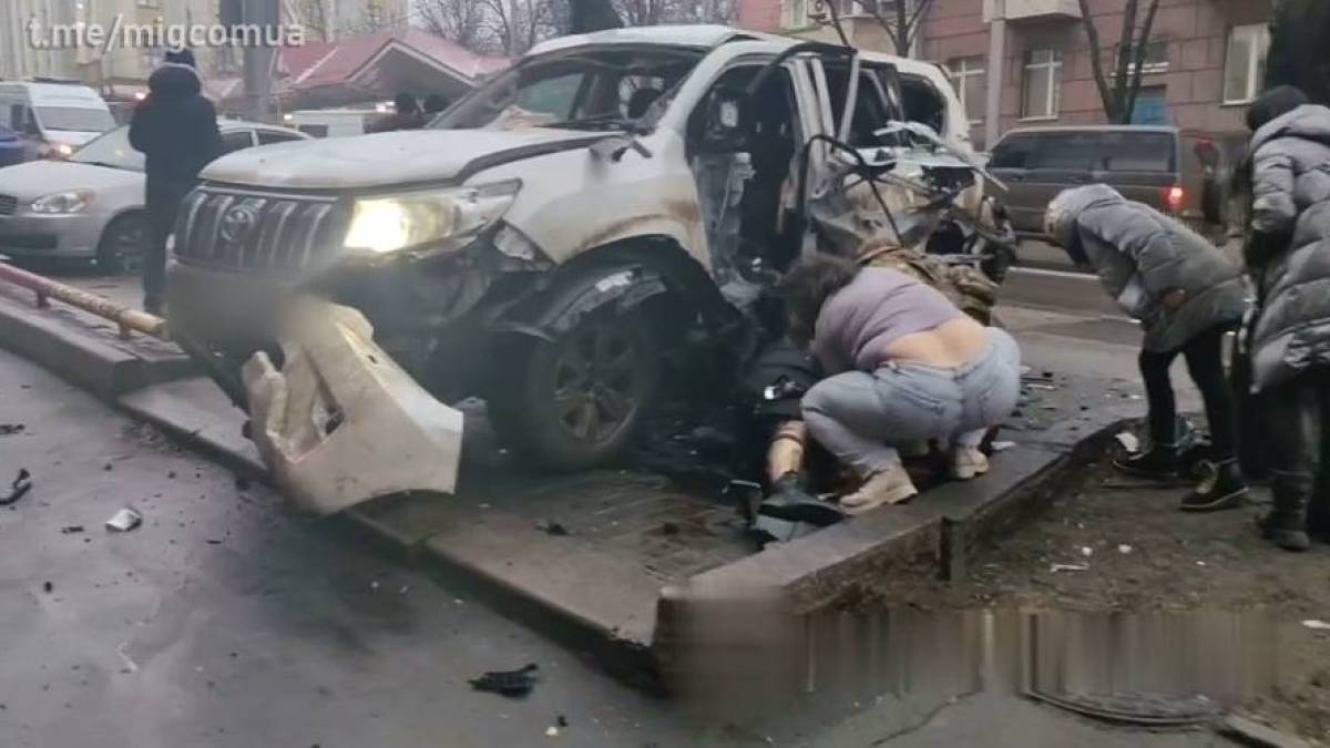 Перші хвилини після вибуху позашляховика у Донецьку — відео