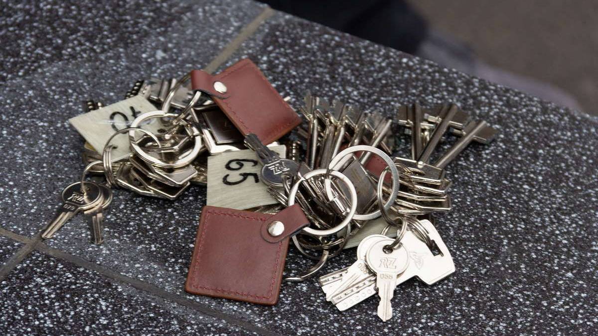 У Запоріжжі мешканці зруйнованої обстрілом багатоповерхівки отримали ключі від своїх відновлених квартир