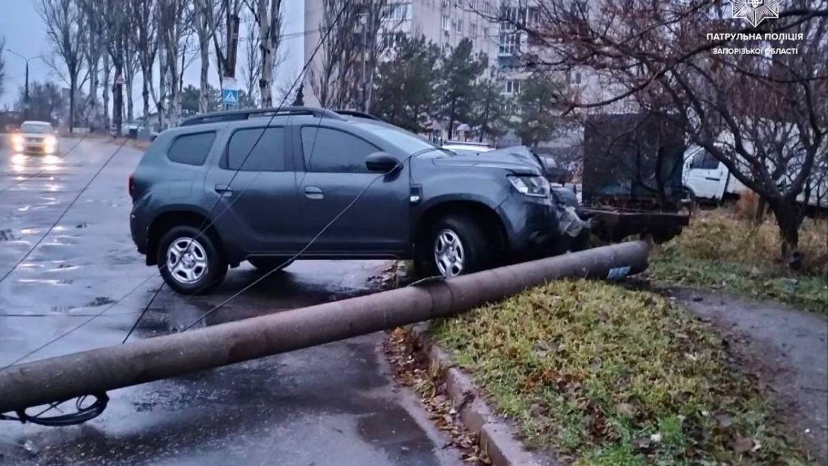 У Запоріжжі легковий автомобіль зніс електроопору – фото