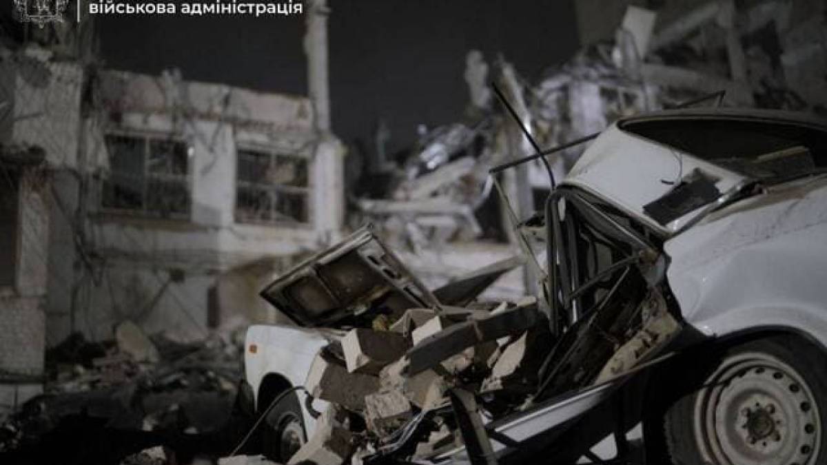 Під завалами будівлі, зруйнованої внаслідок ворожого удару по Запоріжжю, знаходиться щонайменше вісім людей