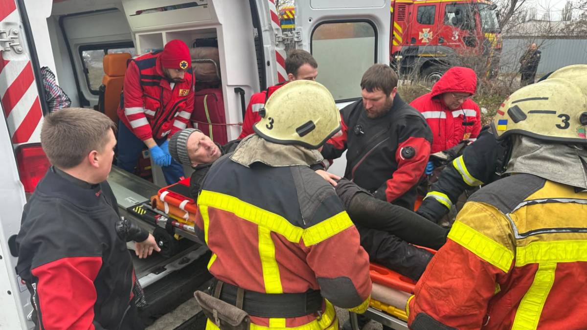 У Запоріжжі рибалка зірвався зі скелі на узбережжі Дніпра – фото, відео порятунку