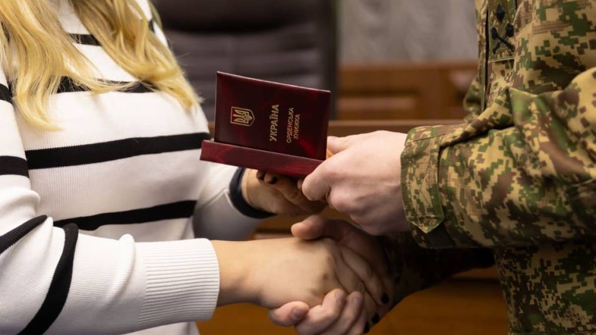 Родинам загиблих на Запоріжжі героїв-гвардійців передали ордени «За мужність»