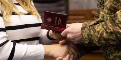 Родинам загиблих на Запоріжжі героїв-гвардійців передали ордени «За мужність»