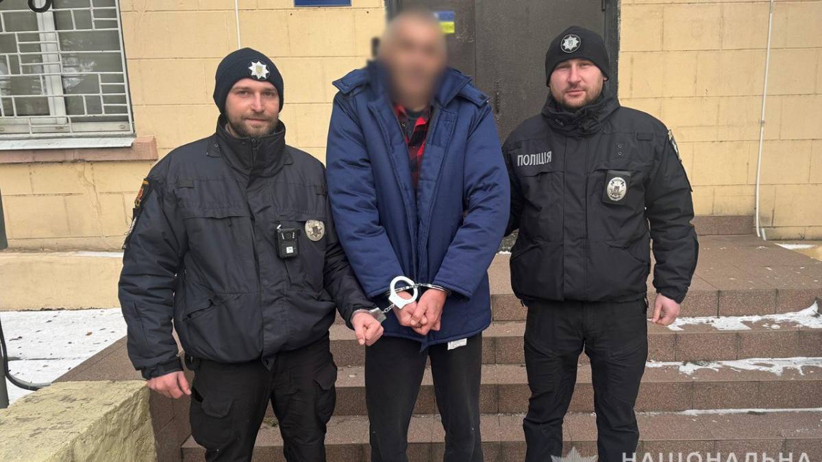 На Запоріжжі чоловік вимагав товар у крамниці, погрожуючи жінці ножем