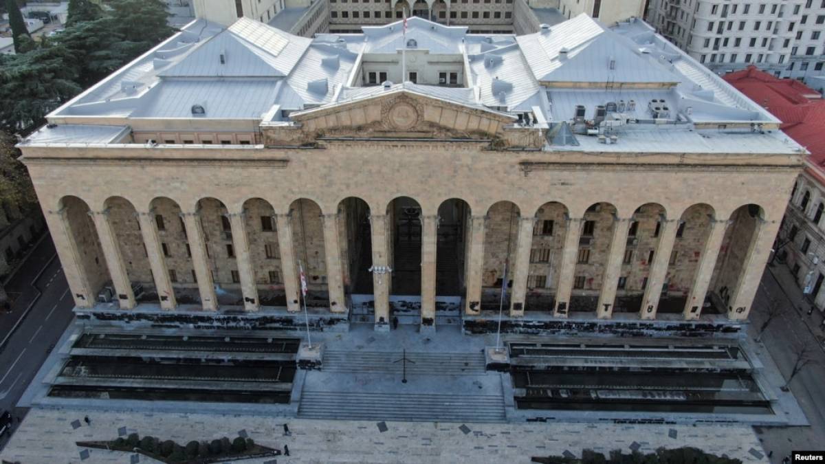 Колегія виборників розпочала обрання президента Грузії, під парламентом — протести