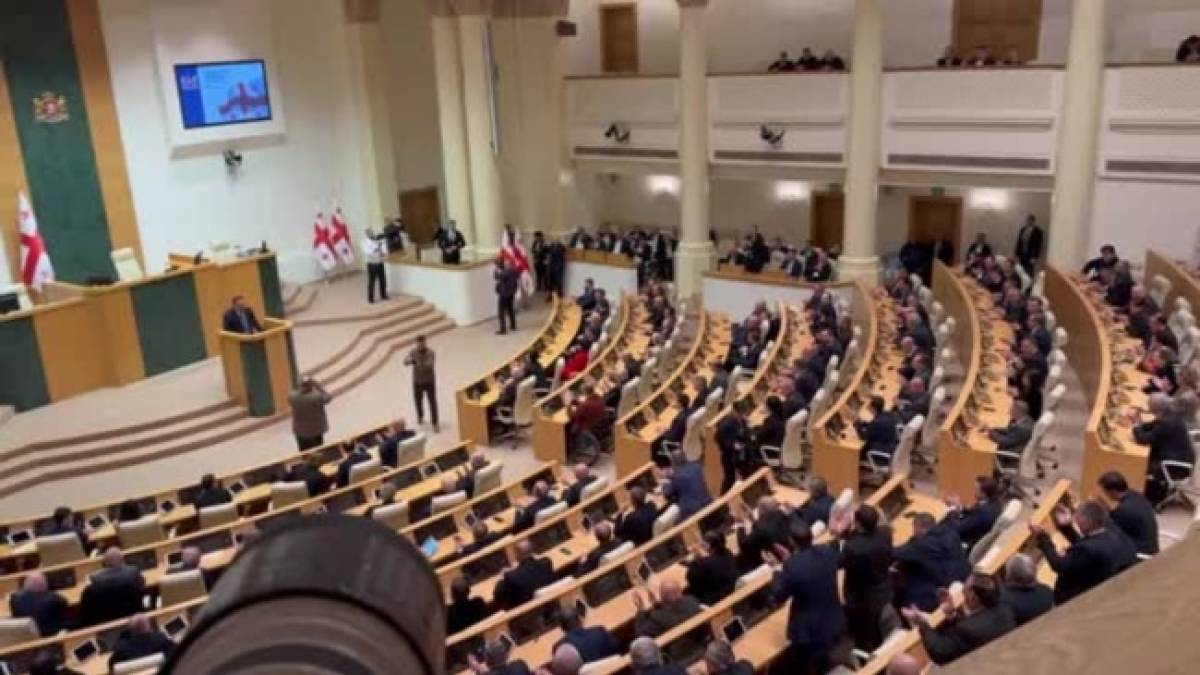 У Грузії переможцем президентських «виборів» оголосили колишнього футболіста без вищої освіти