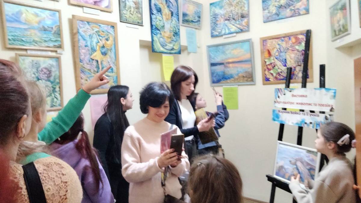 Артпалітра у живописі та поезії: виставка працює у дитячій бібліотеці