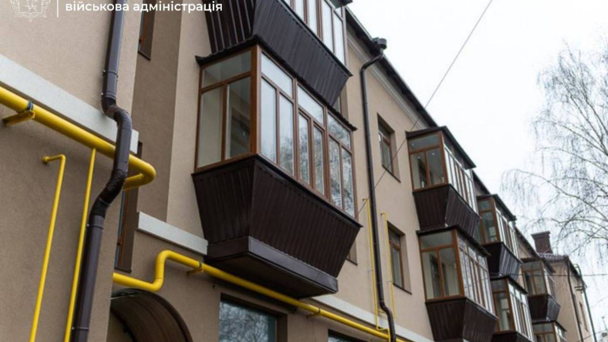 У Запоріжжі відбудували другу багатоповерхівку, зруйновану російським обстрілом (фото, відео)