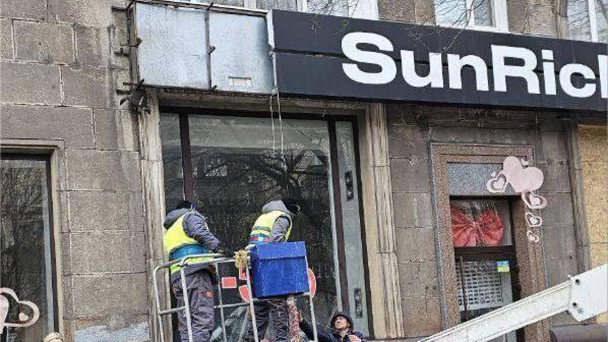 У Запоріжжі прибрали рекламу та вивіски з будинку–пам’ятки (фото)