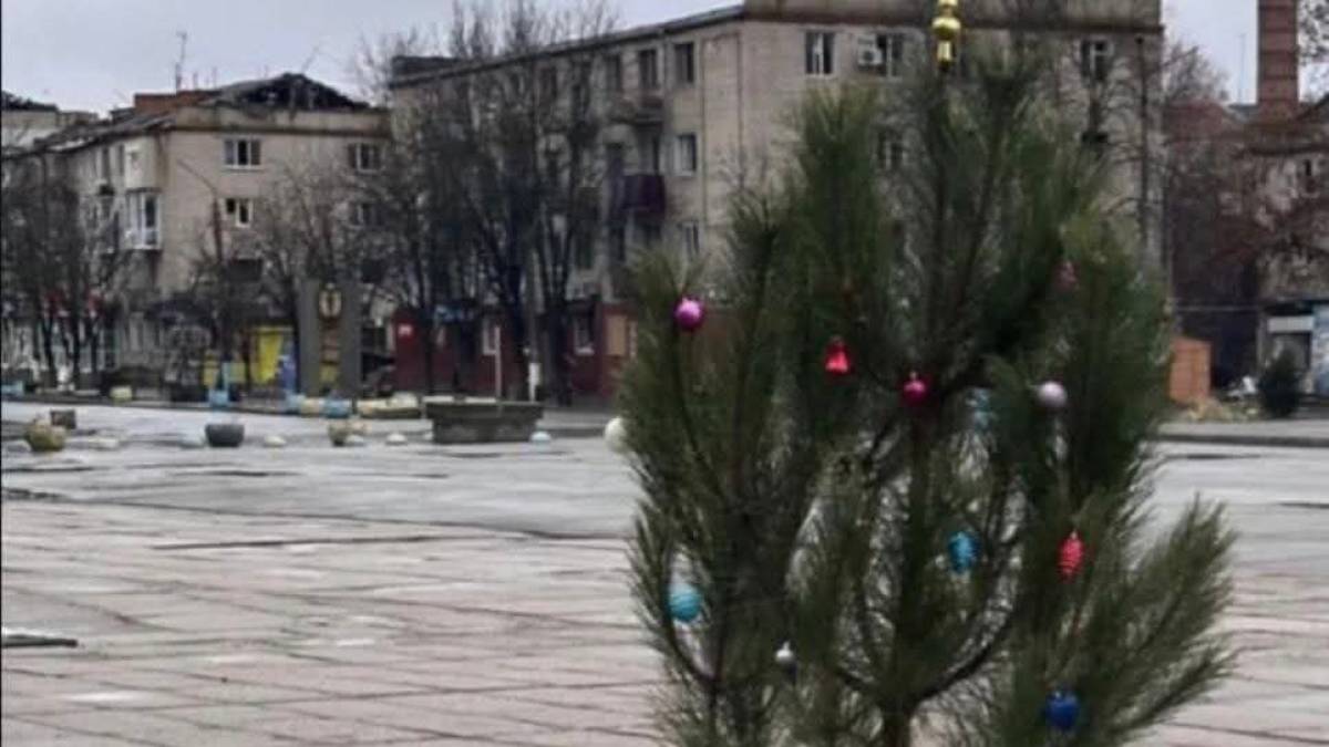 Хтось із місцевих посеред Оріхова встановив в уламок боєприпасу ялинку