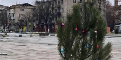 Хтось із місцевих посеред Оріхова встановив в уламок боєприпасу ялинку
