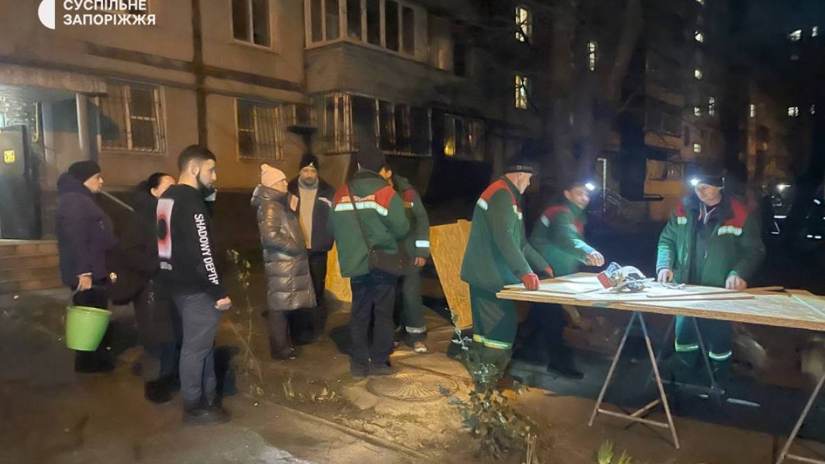 Комунальні служби ліквідовують наслідки російського удару по Запоріжжю