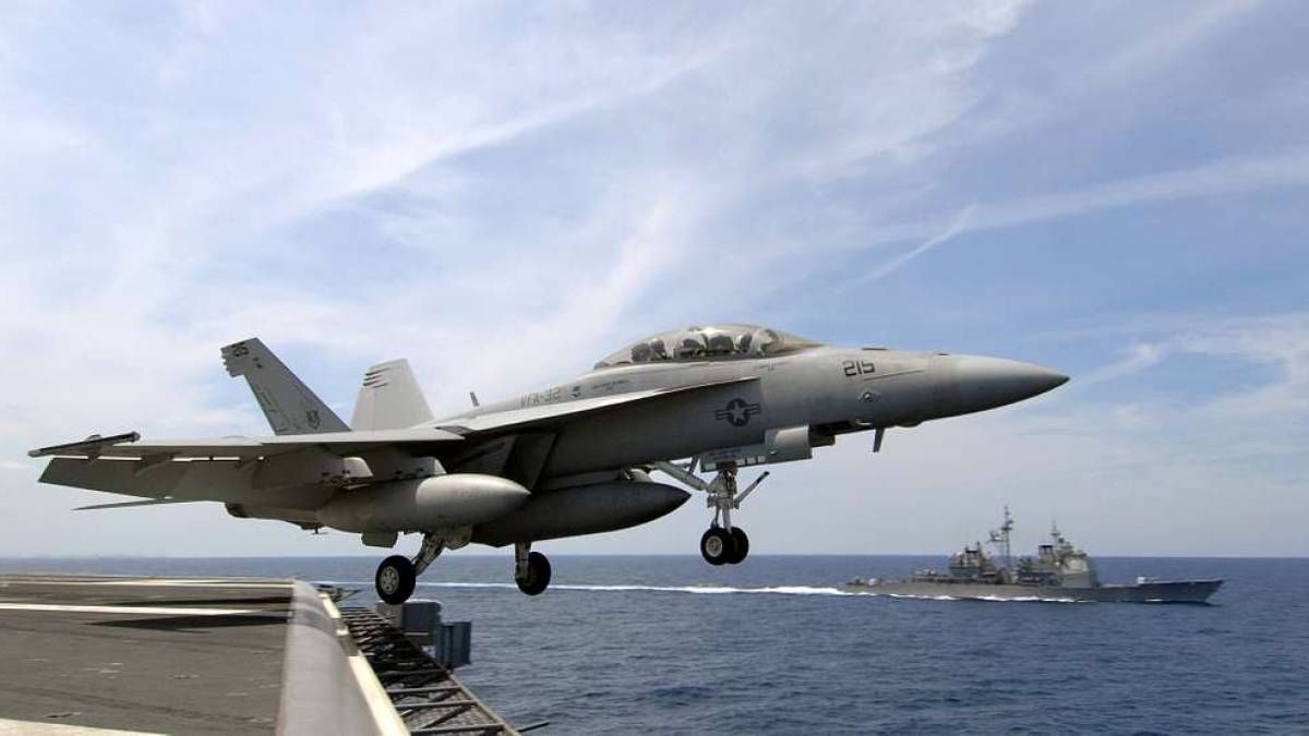Крейсер США випадково збив свій винищувач F/A-18