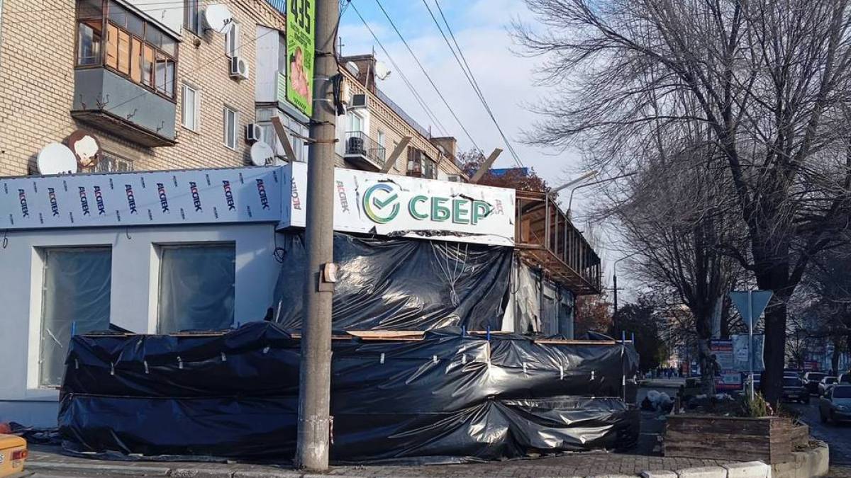 У Бердянську окупанти замість кафе відкривають відділення свого «сбербанку»