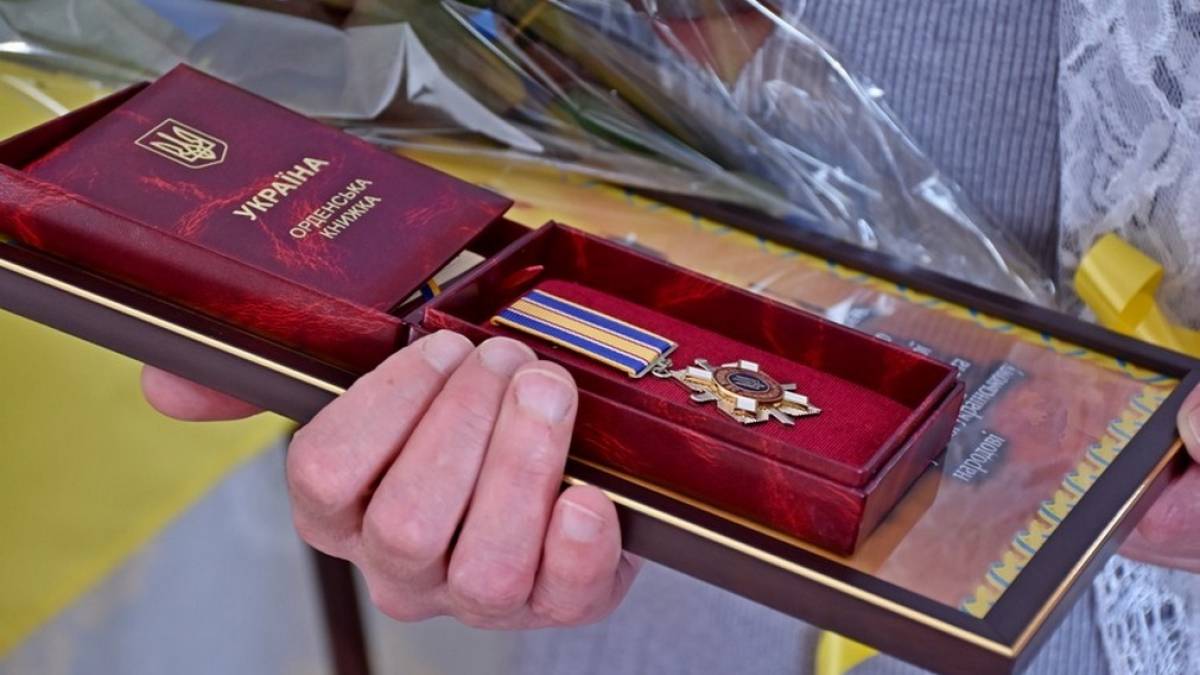 Матері загиблого на Запоріжжі гвардійця вручили орден, яким посмертно нагороджено її сина