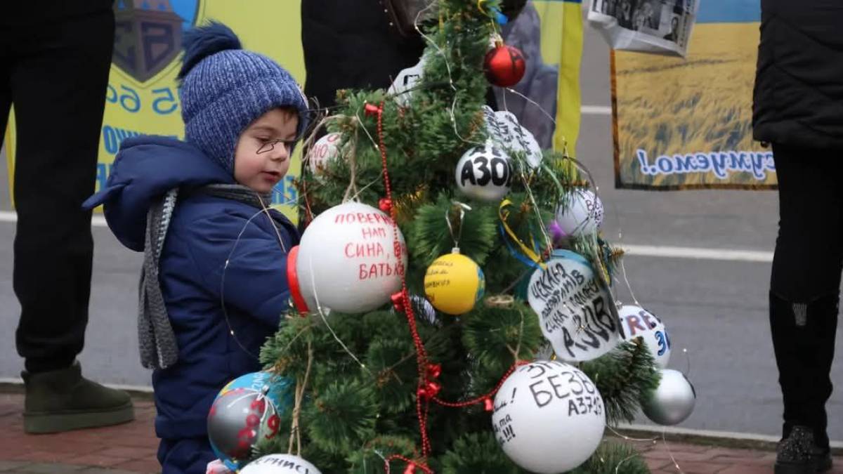 Різдвяна ялинка у колючому дроті в Запоріжжі – нагадування про полонених