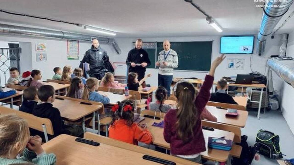 Патрульні Запоріжжя разом з громадською організацією провели для дітей захід про мінну безпеку