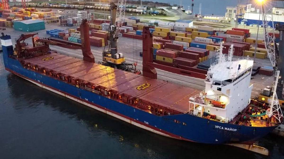 У Середземному морі вибухнуло і затонуло судно, що постачало російські війська в Сирії (ВІДЕО)