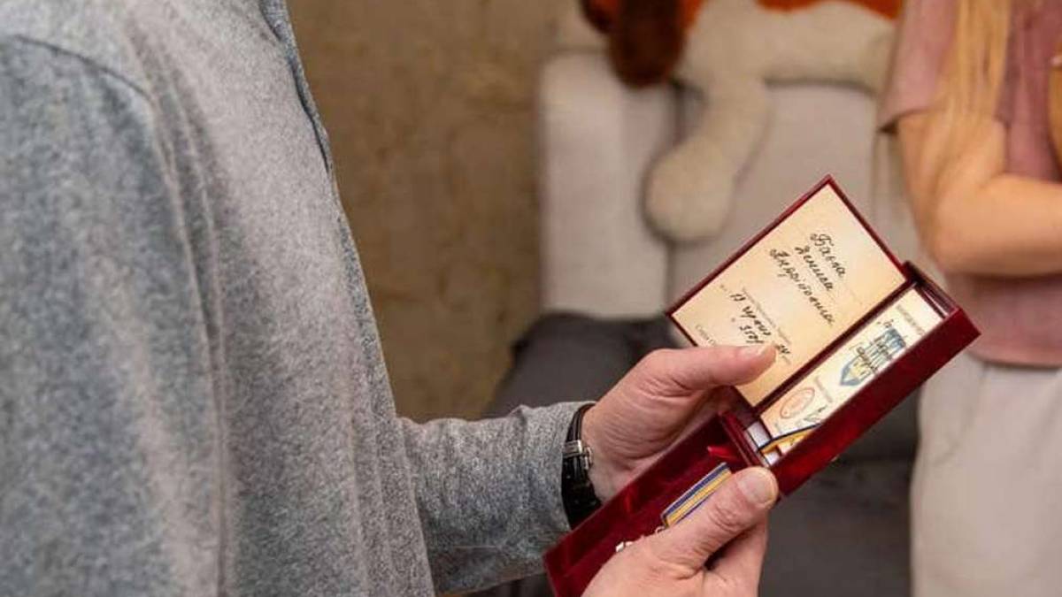 Батьку загиблого бійця запорізької бригади «Хортиця» передали посмертний орден сина