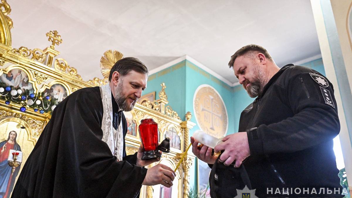 Запорізькі поліцейські доставили Вифлеємський вогонь колегам, які несуть службу вздовж лінії фронту